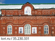 Странноприимный дом Свято-Троицкой Сергиевой Лавры, фрагмент. Город Сергиев Посад, Московская область. Золотое кольцо России (2018 год). Стоковое фото, фотограф Елена Коромыслова / Фотобанк Лори