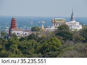 Буддистские храмы на вершине Королевского холма (Phra Nakhon Khiri) солнечным днем. Пхетчабури, Таиланд (2018 год). Стоковое фото, фотограф Виктор Карасев / Фотобанк Лори