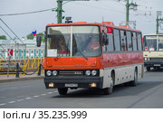 Венгерский автобус Икарус 250.93 крупным планом. Фрагмент парада ретро транспорта в честь Дня города. Санкт-Петербург (2019 год). Редакционное фото, фотограф Виктор Карасев / Фотобанк Лори