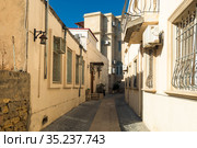 Empty street in old city Icheri Sheher of Baku, Azerbaijan. Architecture of Old city Baku. Inner City buildings. (2018 год). Стоковое фото, фотограф Константин Лабунский / Фотобанк Лори
