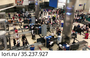 Passenger and baggage screening and reconciliation are in departure terminal of Fraport TAV Antalya Airport. Aviation security personnel is at work. Antalya, Turkey (2021 год). Редакционное видео, видеограф Кекяляйнен Андрей / Фотобанк Лори