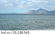 Крым. Купание в Черном море на фоне Карадага. Орджоникидзе, сентябрь 2020. (2021 год). Стоковое видео, видеограф Владимир Литвинов / Фотобанк Лори