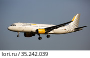 Aircraft Vueling airline lands on the runway in an aeroport El Prat city of Barcelona. Board number EC-LOB (2020 год). Редакционное фото, фотограф Яков Филимонов / Фотобанк Лори