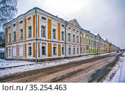 Комплекс зданий (дома №№ 6-10 и 11-16), построенных по проекту Петра Никитина, по принципу «единой фасады». Набережная Степана Разина. Тверь (2021 год). Стоковое фото, фотограф Сергей Афанасьев / Фотобанк Лори