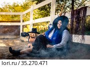 Ведьма у забора сидит с надменным видом в канун хеллоуина. Стоковое фото, фотограф Иванов Алексей / Фотобанк Лори