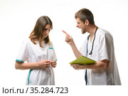 Врач кричит на интерна за ошибку в карте пациента. Стоковое фото, фотограф Иванов Алексей / Фотобанк Лори