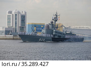 Ракетный катер проекта 1241 "Чувашия" Балтийского флота России у комплекса защитных сооружений Санкт-Петербурга. Фрагмент военно-морского парада в честь Дня ВМФ. Кронштадт (2019 год). Редакционное фото, фотограф Виктор Карасев / Фотобанк Лори