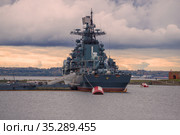 Военный корабль-музей эскадренный мининосец "Беспокойный" у причала октябрьским вечером. Кронштадт (2019 год). Редакционное фото, фотограф Виктор Карасев / Фотобанк Лори