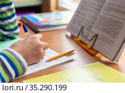 Вид крупным планом на руки школьника выполняющего домашнее задание. Стоковое фото, фотограф Иванов Алексей / Фотобанк Лори
