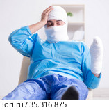 Man suffering from multiple broken bones and fractures. Стоковое фото, фотограф Elnur / Фотобанк Лори