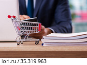 Young male employee in ecommerce concept. Стоковое фото, фотограф Elnur / Фотобанк Лори