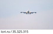 Double-decked wide-body passenger aircraft. Стоковое видео, видеограф Игорь Жоров / Фотобанк Лори