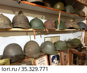 Коллекция немецких и российских военных касок времен Гражданской войны в этнографическом парке-музее «Русский остров». Россия, Владимирская область, деревня Желудьево (2021 год). Редакционное фото, фотограф Овчинникова Ирина / Фотобанк Лори