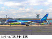Самолет Boeing 757-200 авиакомпании Azerbaijan Airlines («AZAL - Азербайджанские Авиалинии»), бортовой номер 4K-AZII, на летном поле Московского международного аэропорта Домодедово (DME) (2019 год). Редакционное фото, фотограф Владимир Сергеев / Фотобанк Лори