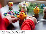 Ребенок заканчивает делать очередную фигурку из яичной скорлупы для празднования пасхи. Стоковое фото, фотограф Иванов Алексей / Фотобанк Лори