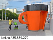 Кисок по продаже напитков в виде кружки на улице Калининграда (2020 год). Редакционное фото, фотограф Ирина Борсученко / Фотобанк Лори