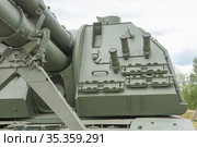 Новая российская самоходная 152-мм гаубица 2С19М2 "Мста-СМ" на полигоне Алабино, Международном военно-техническом форум "Армия-2019" в парке "Патриот", Московская область, фрагмент башни спереди. Редакционное фото, фотограф Малышев Андрей / Фотобанк Лори