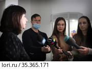 Директор Балашихинской галереи Елена Викторовна Елистратова даёт интервью тележурналистам (2021 год). Редакционное фото, фотограф Дмитрий Неумоин / Фотобанк Лори