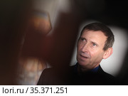 Художник Владимир Полтавский даёт интервью тележурналистам (2021 год). Редакционное фото, фотограф Дмитрий Неумоин / Фотобанк Лори