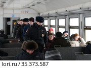 Полицейские с дружинниками в вагоне пригородного электропоезда (2016 год). Редакционное фото, фотограф Free Wind / Фотобанк Лори