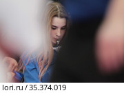 Девочка со свистком во рту судит соревнования (2021 год). Редакционное фото, фотограф Дмитрий Неумоин / Фотобанк Лори
