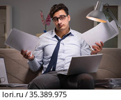 Businessman workaholic working late at home. Стоковое фото, фотограф Elnur / Фотобанк Лори