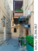 Empty street in old city Icheri Sheher of Baku, Azerbaijan. Architecture of Old city Baku. Inner City buildings. (2018 год). Стоковое фото, фотограф Константин Лабунский / Фотобанк Лори