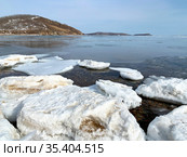 Японское море в начале весны. Владивосток, Россия (2021 год). Стоковое фото, фотограф Овчинникова Ирина / Фотобанк Лори
