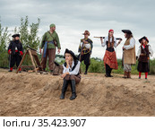 Санкт-Петербург. Историческая реконструкция. Группа реконструкторов эпохи Ренессанса на берегу. Saint-Petersburg. Historical reenactment. A group of Renaissance reenactors on the shore. (2020 год). Редакционное фото, фотограф Евгений Романов / Фотобанк Лори