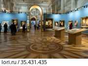 Выставка "Линия Рафаэля. 1520-2020" в Николаевском зале Государственного Эрмитажа. Санкт-Петербург (2021 год). Редакционное фото, фотограф Румянцева Наталия / Фотобанк Лори
