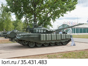 Новый российский основной танк Т-72 В3 стоит на полигоне "Алабино" в парке "Патриот", Международный военно-технический форум "Армия-2019", Московская область, вид справа. Редакционное фото, фотограф Малышев Андрей / Фотобанк Лори