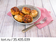 Несколько сочных рыбных котлет для семейного ужина на столе. Стоковое фото, фотограф Наталья Осипова / Фотобанк Лори