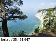 Вид с обрыва на Черное море. Голубая бездна, поселок Дивноморское, Геленджикский район. Стоковое фото, фотограф Оксана Синникова / Фотобанк Лори