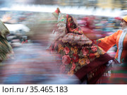 Масленичные гулянья в Балашихе, изображение смазано, динамика (2021 год). Редакционное фото, фотограф Дмитрий Неумоин / Фотобанк Лори
