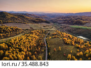 Горный Алтай осенью. Чергинский хребет. Окрестности курорта Белокуриха. Вид с воздуха. Altai mountains in autumn. Cherginsky ridge. Surroundings of Belokurikha resort. Aerial view. Стоковое фото, фотограф Евгений Романов / Фотобанк Лори