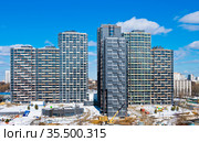 Многоэтажные дома. Ранняя весна.  Солнечный день. Москва. Россия (2021 год). Редакционное фото, фотограф E. O. / Фотобанк Лори