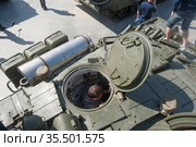 Российский новый газотурбинный танк Т-80У-Е1 в парке "Патриот", Международный военно-технический форум "Армия-2015", Московская область. Вид на открытый люк наводчика. Редакционное фото, фотограф Малышев Андрей / Фотобанк Лори