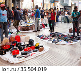 Sale of counterfeit products on La Rambla, Barcelona (2019 год). Редакционное фото, фотограф Яков Филимонов / Фотобанк Лори