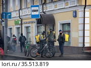 МОсква, развозчики еды (2021 год). Редакционное фото, фотограф Дмитрий Неумоин / Фотобанк Лори