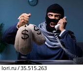 Terrorist asking for money ransom over the phone. Стоковое фото, фотограф Elnur / Фотобанк Лори