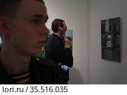 Люди на открытии фотовыставке в Балашихинской картинной галерее (2021 год). Редакционное фото, фотограф Дмитрий Неумоин / Фотобанк Лори