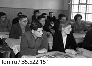 Эмельджак, тех. учёба, ноябрь 1961, скан плёнки. Редакционное фото, фотограф Варфоломей Тетерин / Фотобанк Лори