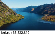 Горный Алтай осенью. Телецкое озеро на рассвете. Вид с воздуха. Altai mountains in autumn. Teletskoye lake at dawn. Aerial view. Стоковое видео, видеограф Евгений Романов / Фотобанк Лори