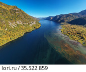 Горный Алтай осенью. Телецкое озеро на рассвете. Вид с воздуха. Altai mountains in autumn. Teletskoye lake at dawn. Aerial view. Стоковое фото, фотограф Евгений Романов / Фотобанк Лори