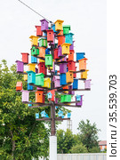 Birdhouses, bird houses are installed in the center of the city of Krymsk, Krasnodar Territory   Заботясь о птицах городские жители изготовили для них скворечники и установили их в центре города (2020 год). Редакционное фото, фотограф Владимир Ушаров / Фотобанк Лори