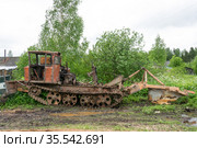 Сокольники, Кувшиновский район, Тверская область, Россия. Трелевочник. Старый сломанный трелевочный трактор стоит на обочине дороги. Стоковое фото, фотограф Мария / Фотобанк Лори