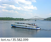 Прогулочный корабль "Говерла" идет по Днепру. Киев, Украина (2009 год). Редакционное фото, фотограф Ирина Борсученко / Фотобанк Лори