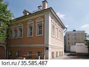 Городская усадьба А.И. Онучина - Д.Е. Тверитинова - Г.А. Тембоза. Москва, Колпачный переулок, дом 3, строение 2 (2017 год). Стоковое фото, фотограф Илюхина Наталья / Фотобанк Лори
