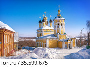 Церковь Николы Набережного и деревянный желтый дом в Муроме (2021 год). Стоковое фото, фотограф Baturina Yuliya / Фотобанк Лори