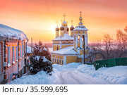 Церковь Николы Набережного в лучах утреннего рыжего солнца в Муроме (2021 год). Стоковое фото, фотограф Baturina Yuliya / Фотобанк Лори